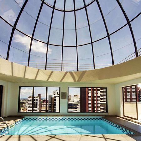 Radisson Hotel Куритиба Экстерьер фото The pool at the top of the building