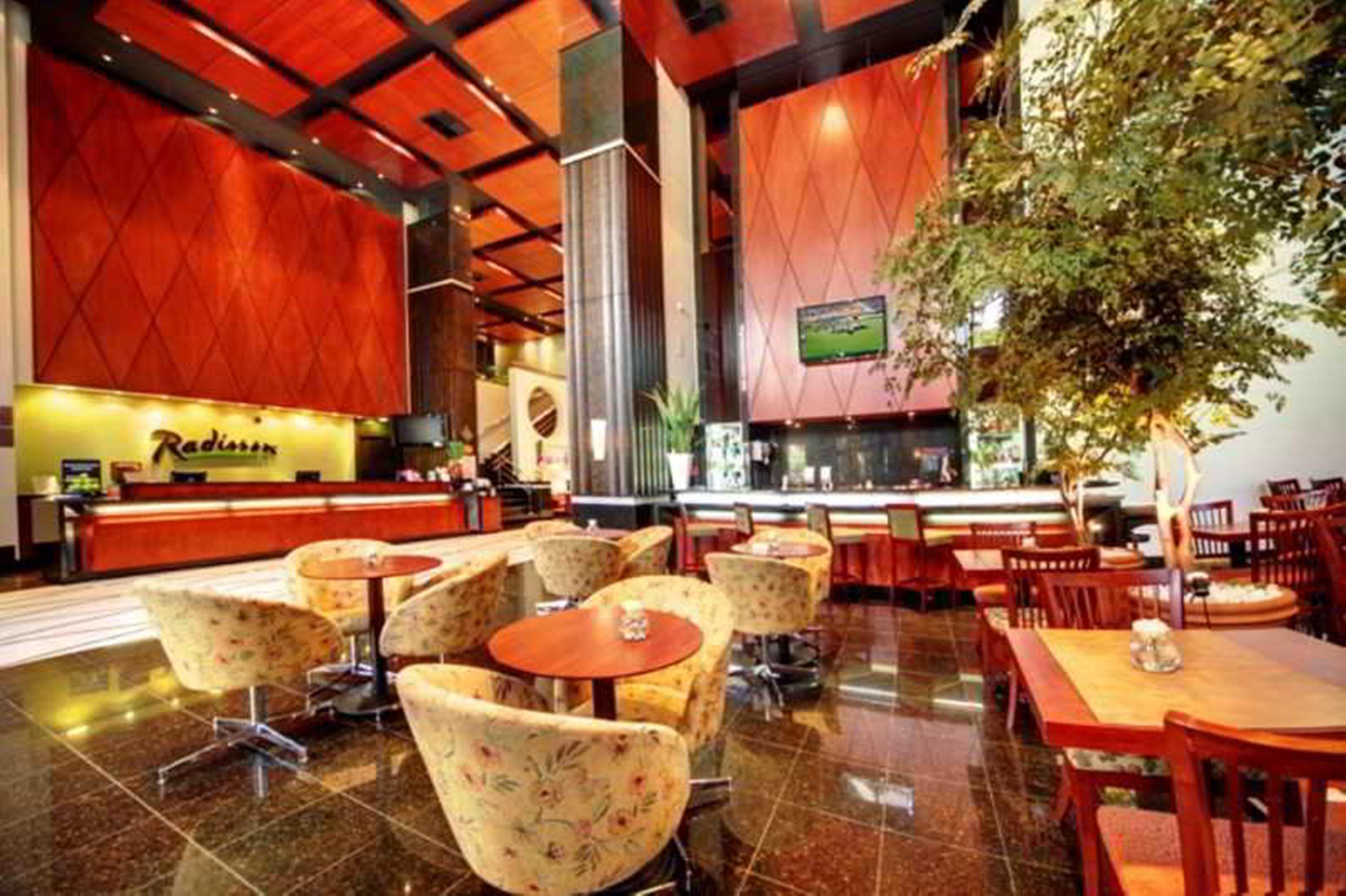 Radisson Hotel Куритиба Экстерьер фото The lobby lounge