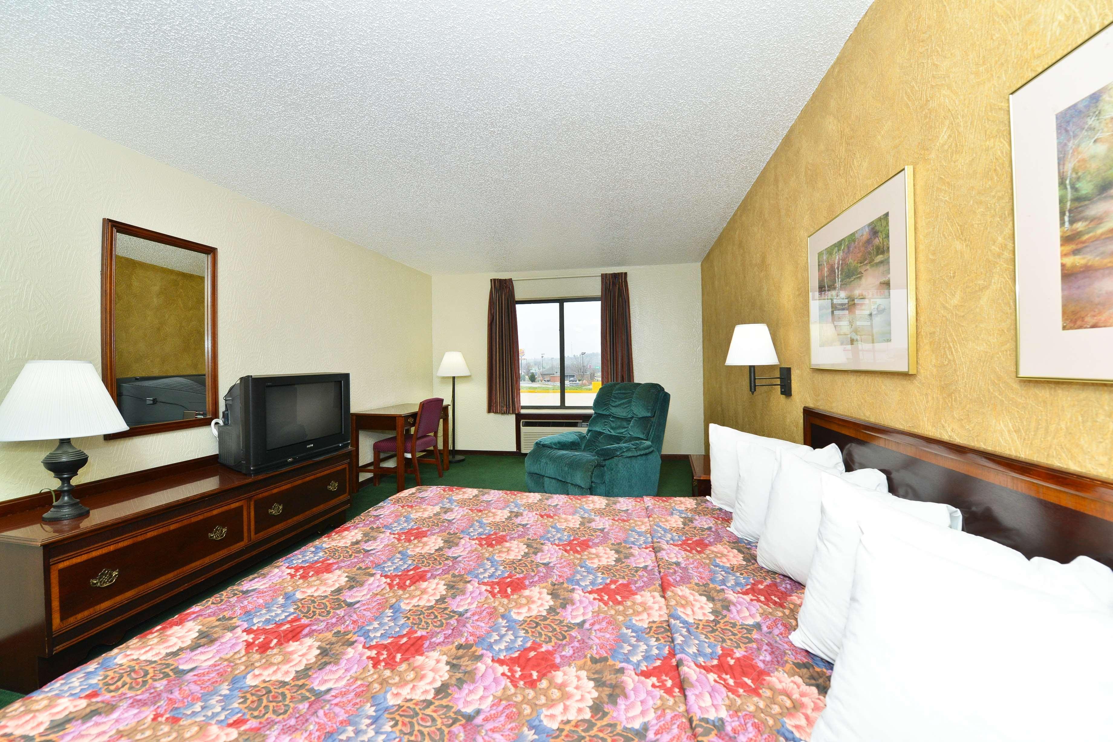 Radisson Hotel Куритиба Экстерьер фото A typical Super 8 room