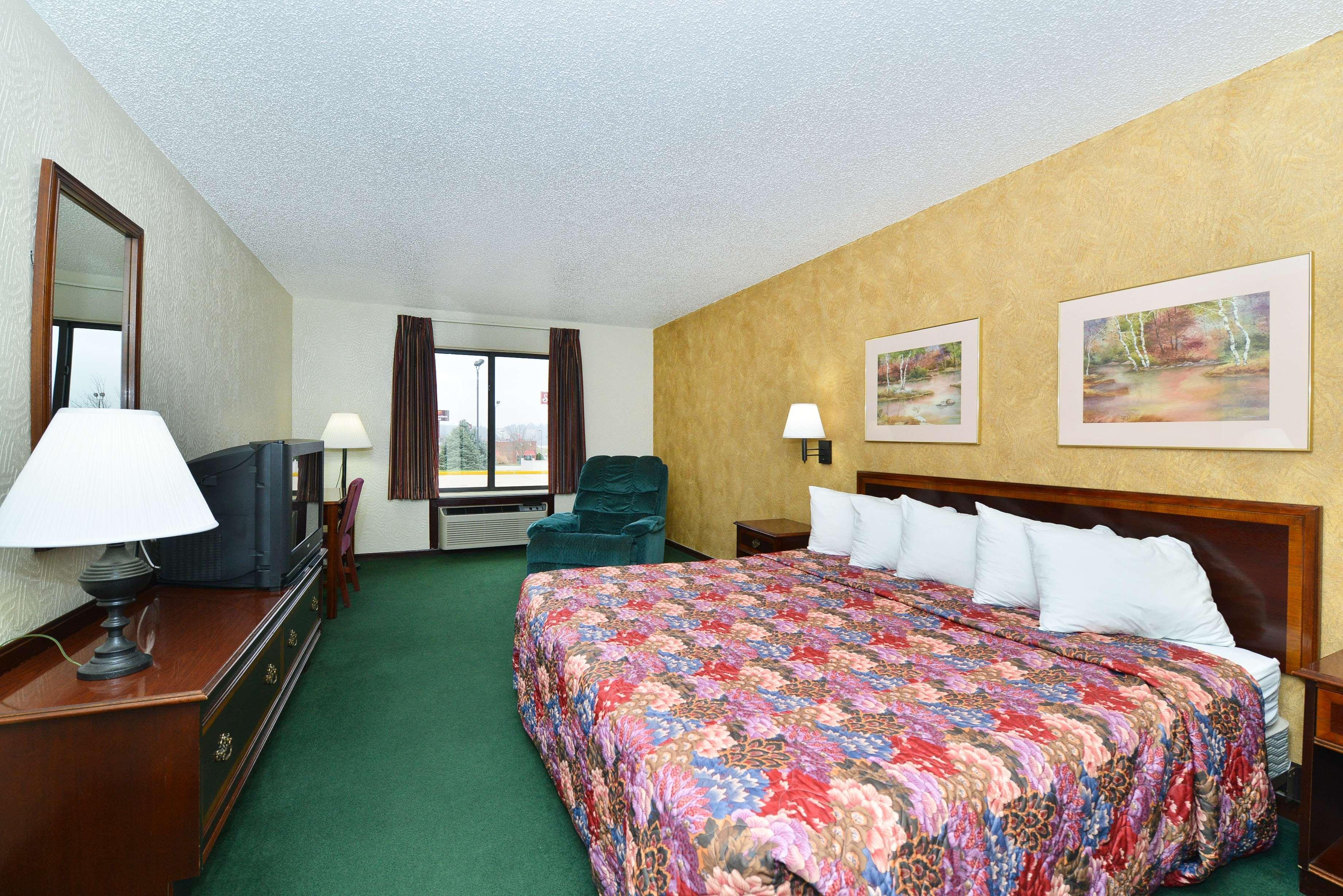 Radisson Hotel Куритиба Экстерьер фото A typical Super 8 room