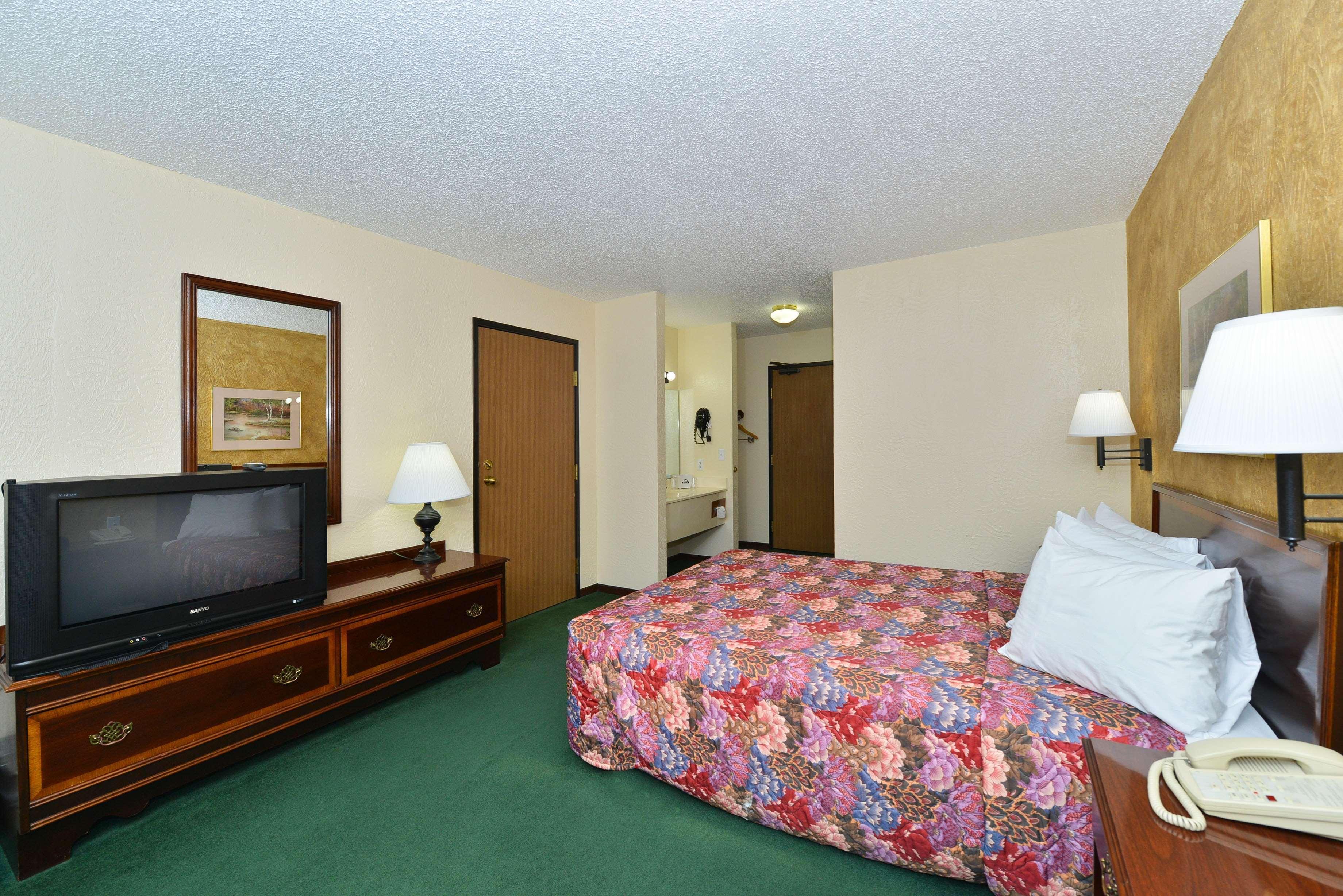 Radisson Hotel Куритиба Экстерьер фото A typical Super 8 room