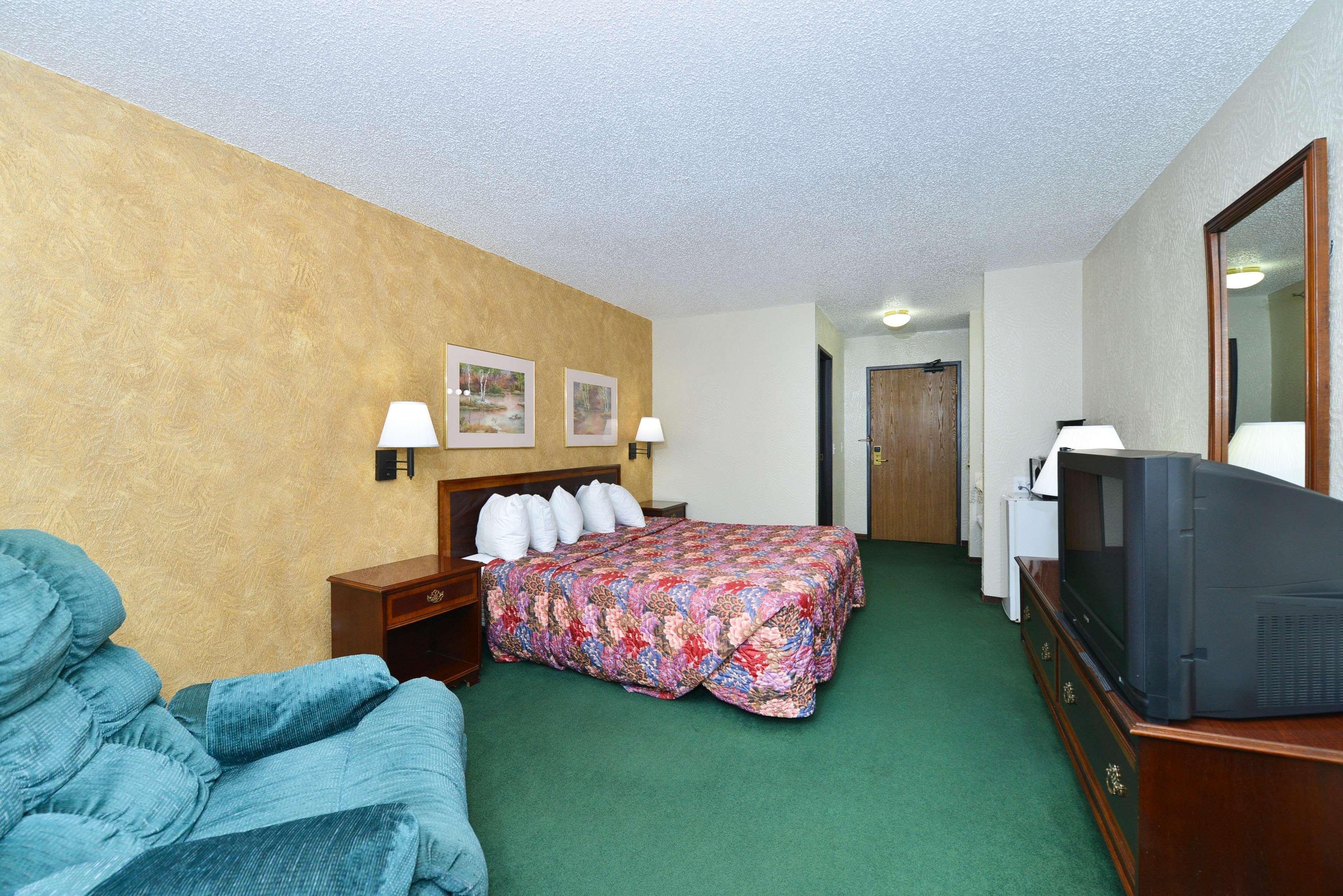 Radisson Hotel Куритиба Экстерьер фото A typical room at the Quality Inn in Manchester, New Hampshire