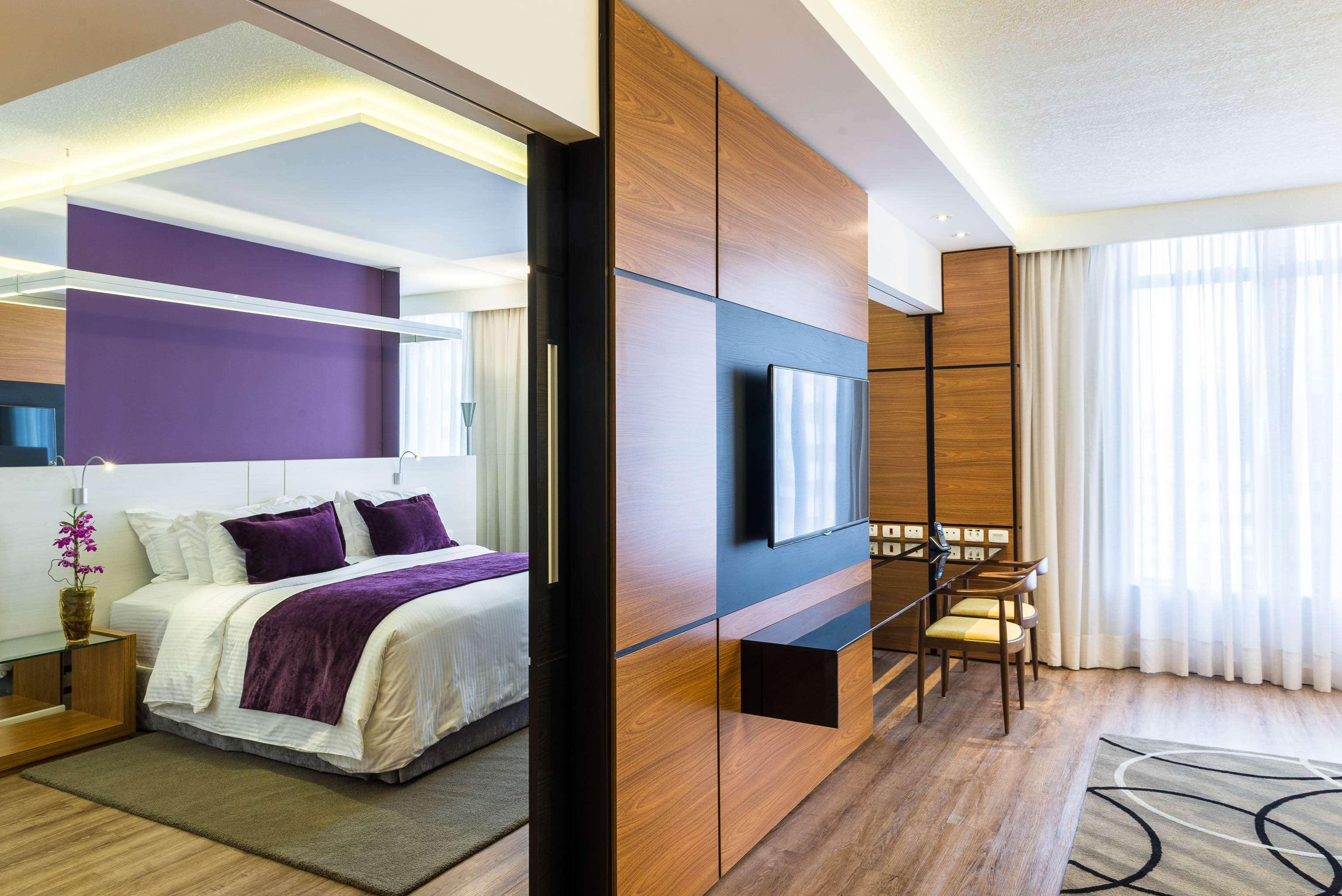 Radisson Hotel Куритиба Экстерьер фото A bedroom at the hotel
