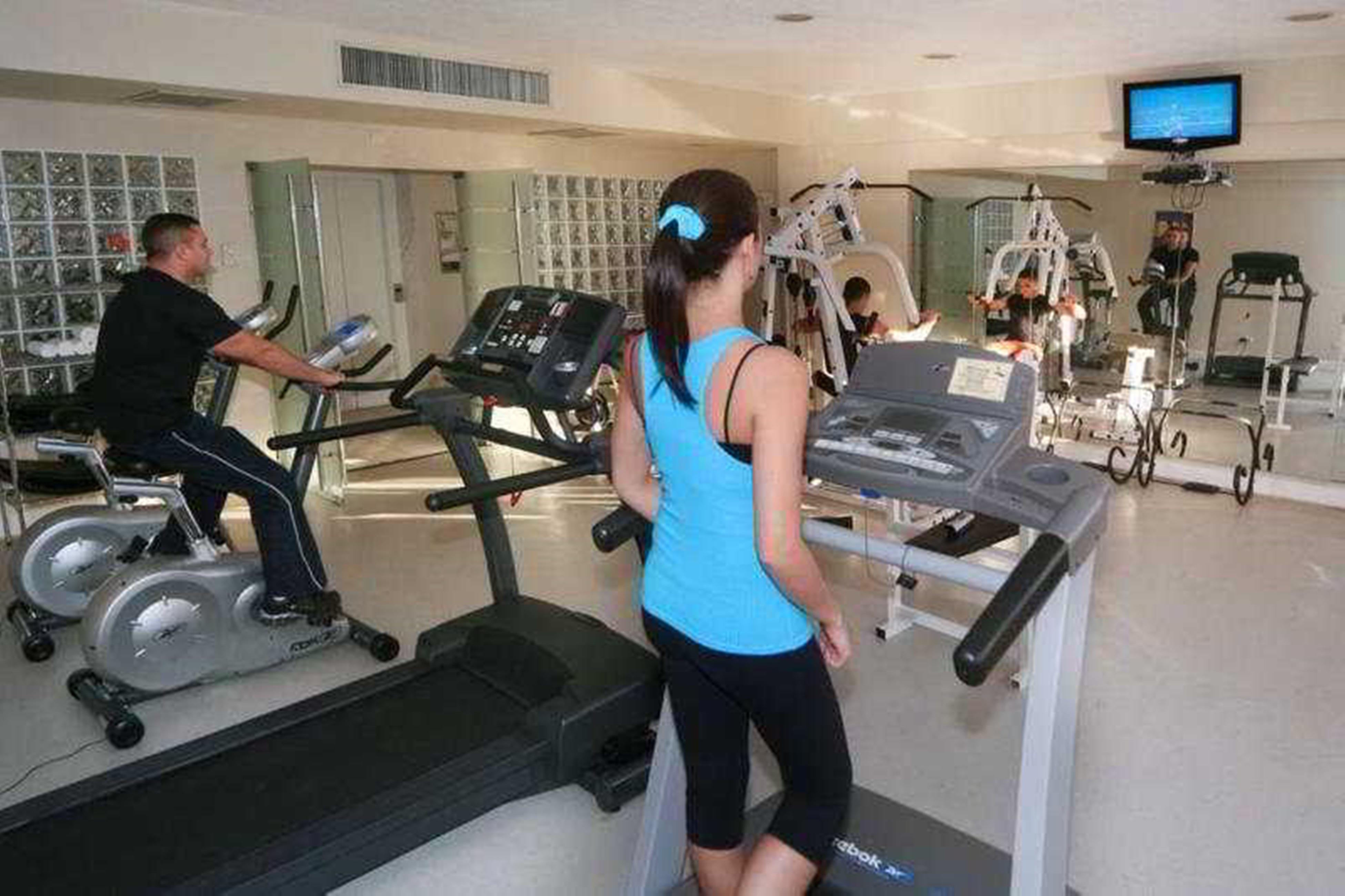 Radisson Hotel Куритиба Экстерьер фото A woman exercising on a treadmill