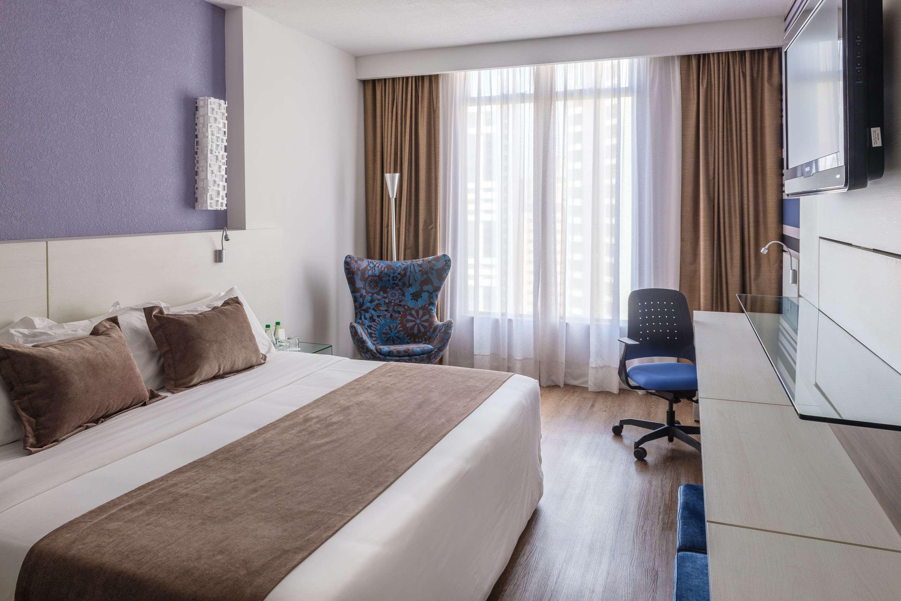 Radisson Hotel Куритиба Экстерьер фото A room at the hotel