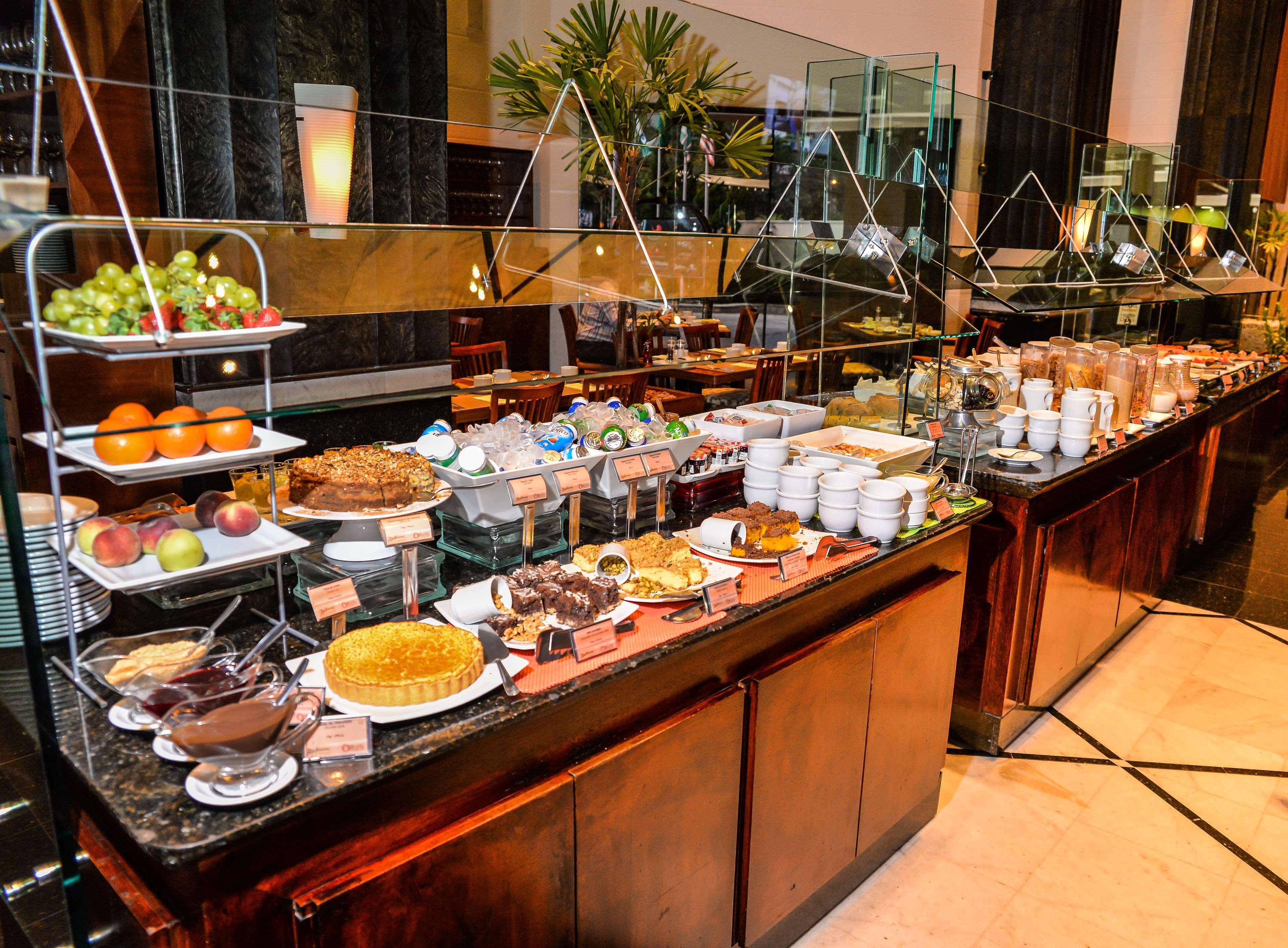 Radisson Hotel Куритиба Экстерьер фото A dessert buffet