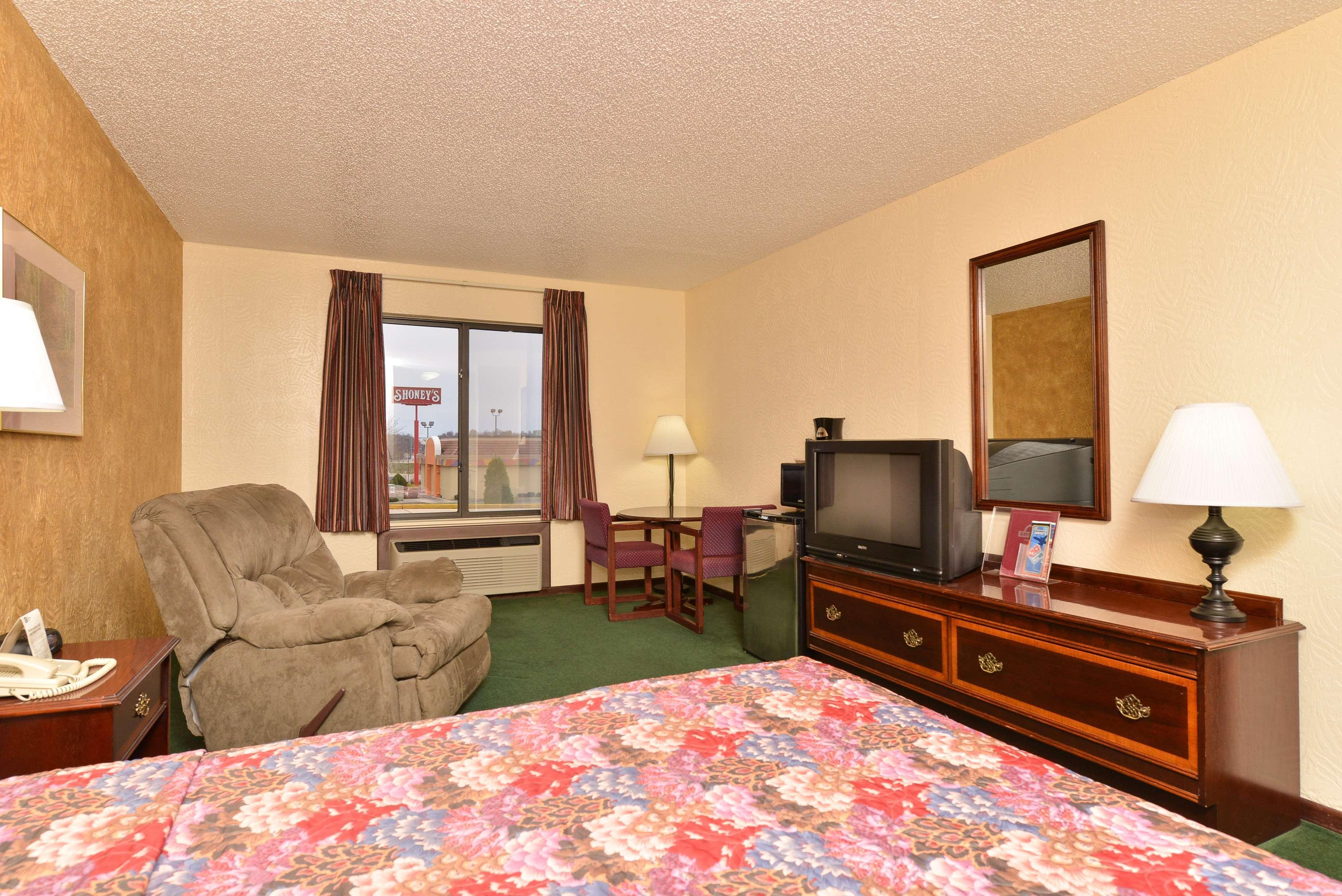 Radisson Hotel Куритиба Экстерьер фото A typical Super 8 room