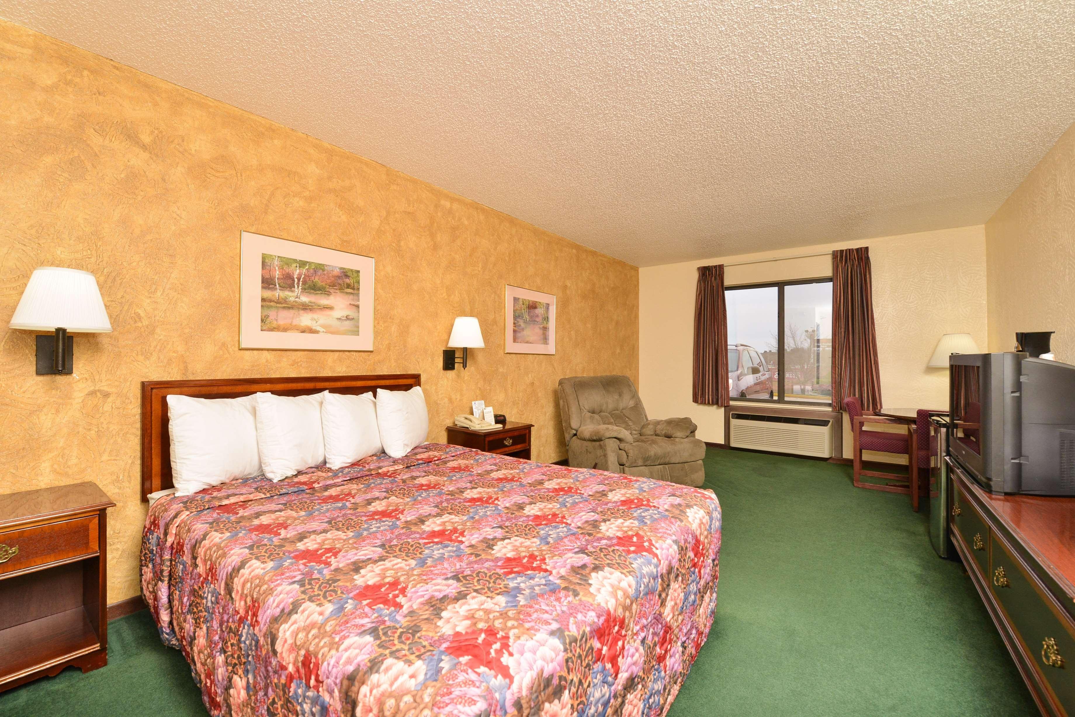 Radisson Hotel Куритиба Экстерьер фото A typical Super 8 room