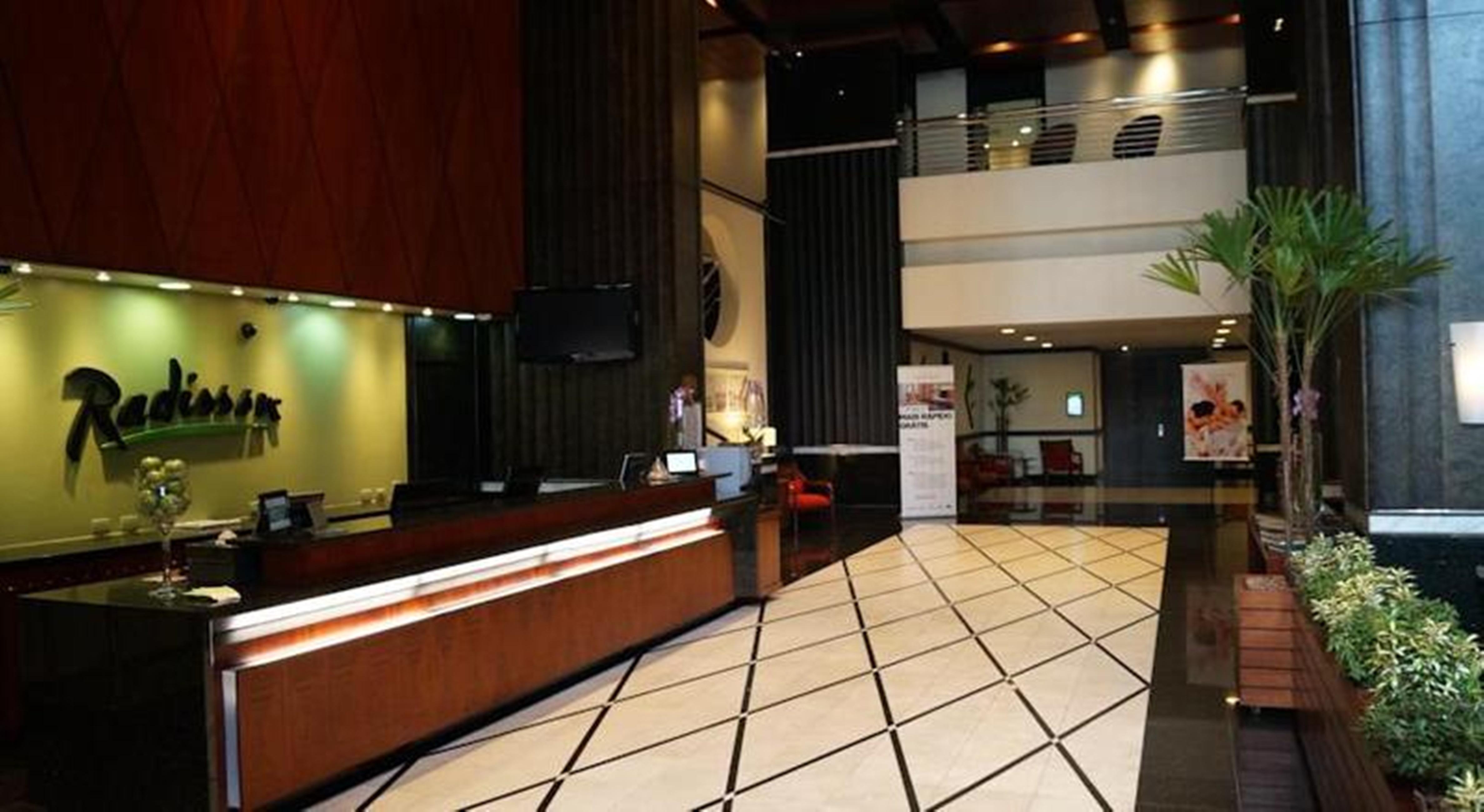 Radisson Hotel Куритиба Экстерьер фото Lobby