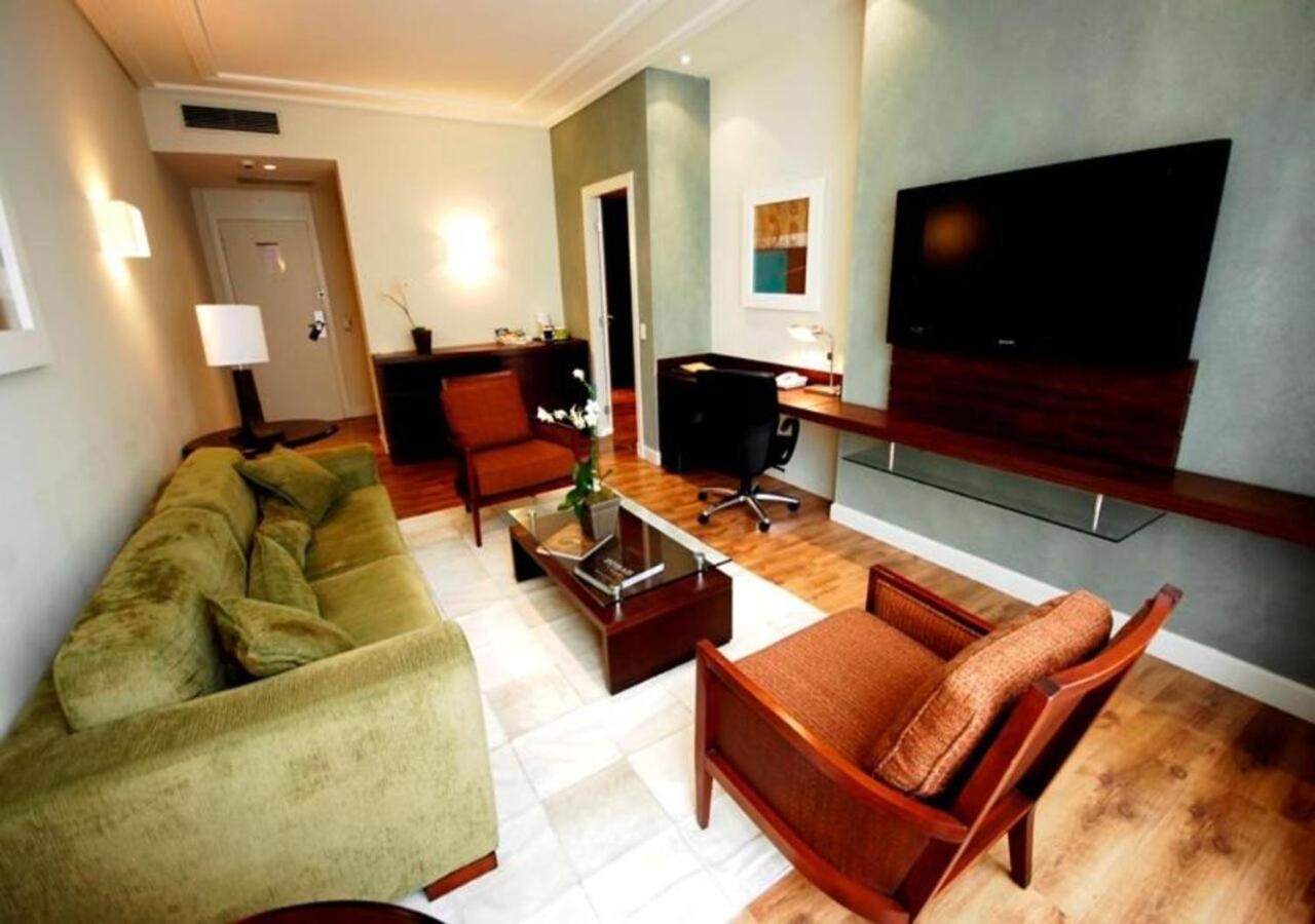 Radisson Hotel Куритиба Экстерьер фото A suite at the hotel