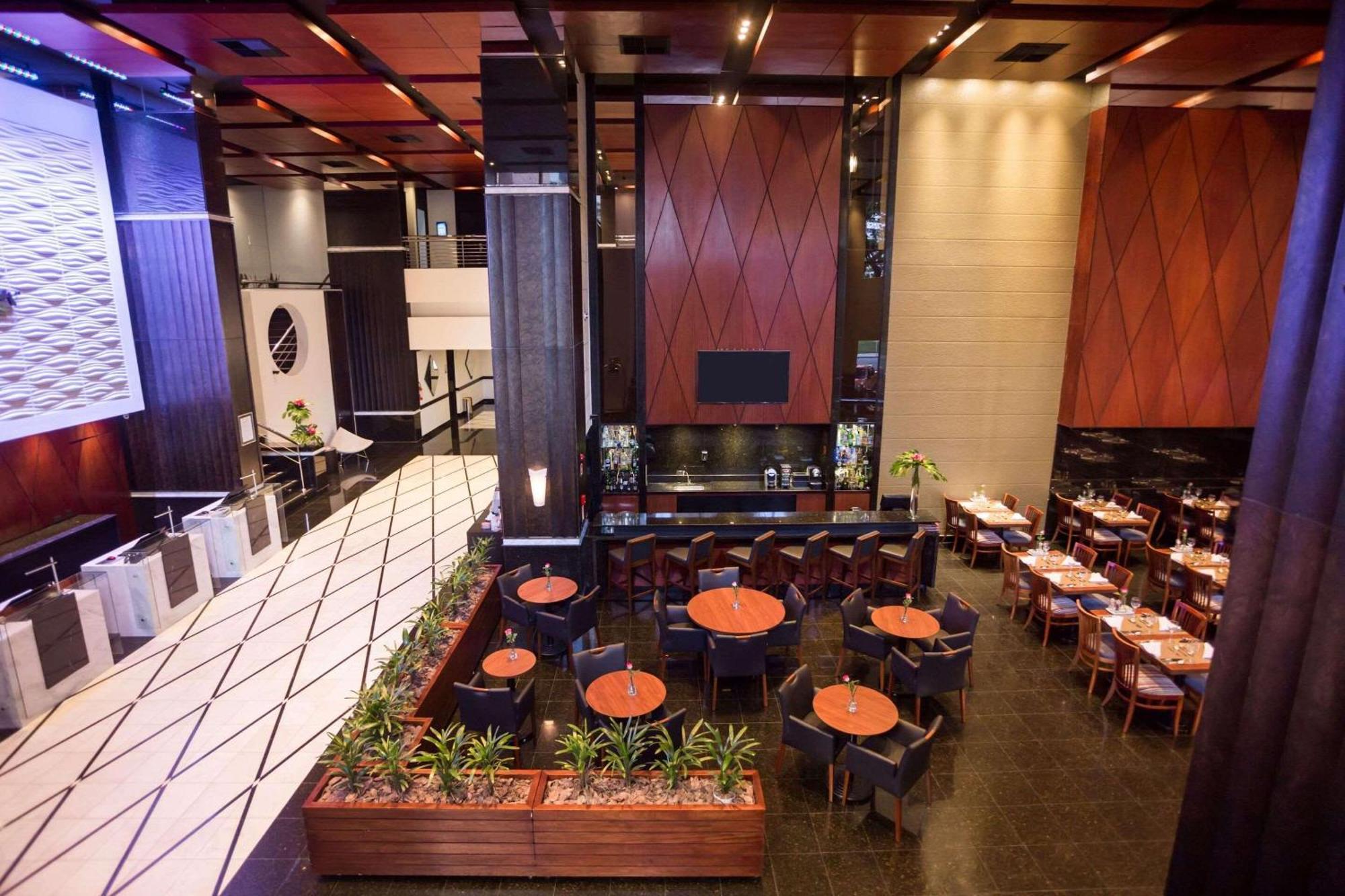 Radisson Hotel Куритиба Экстерьер фото Interior of the restaurant
