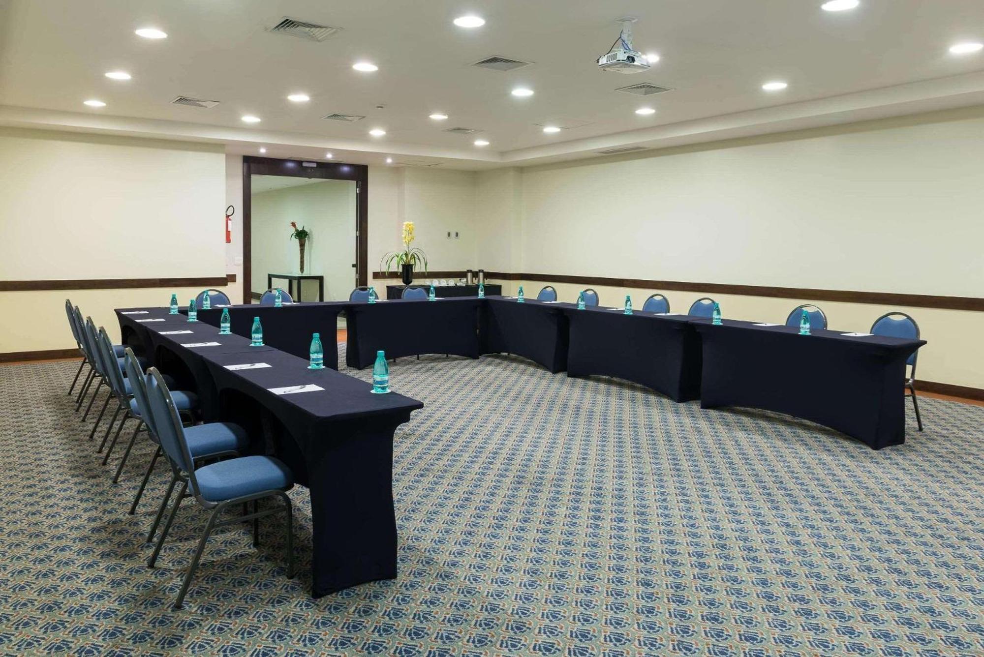 Radisson Hotel Куритиба Экстерьер фото Meeting room