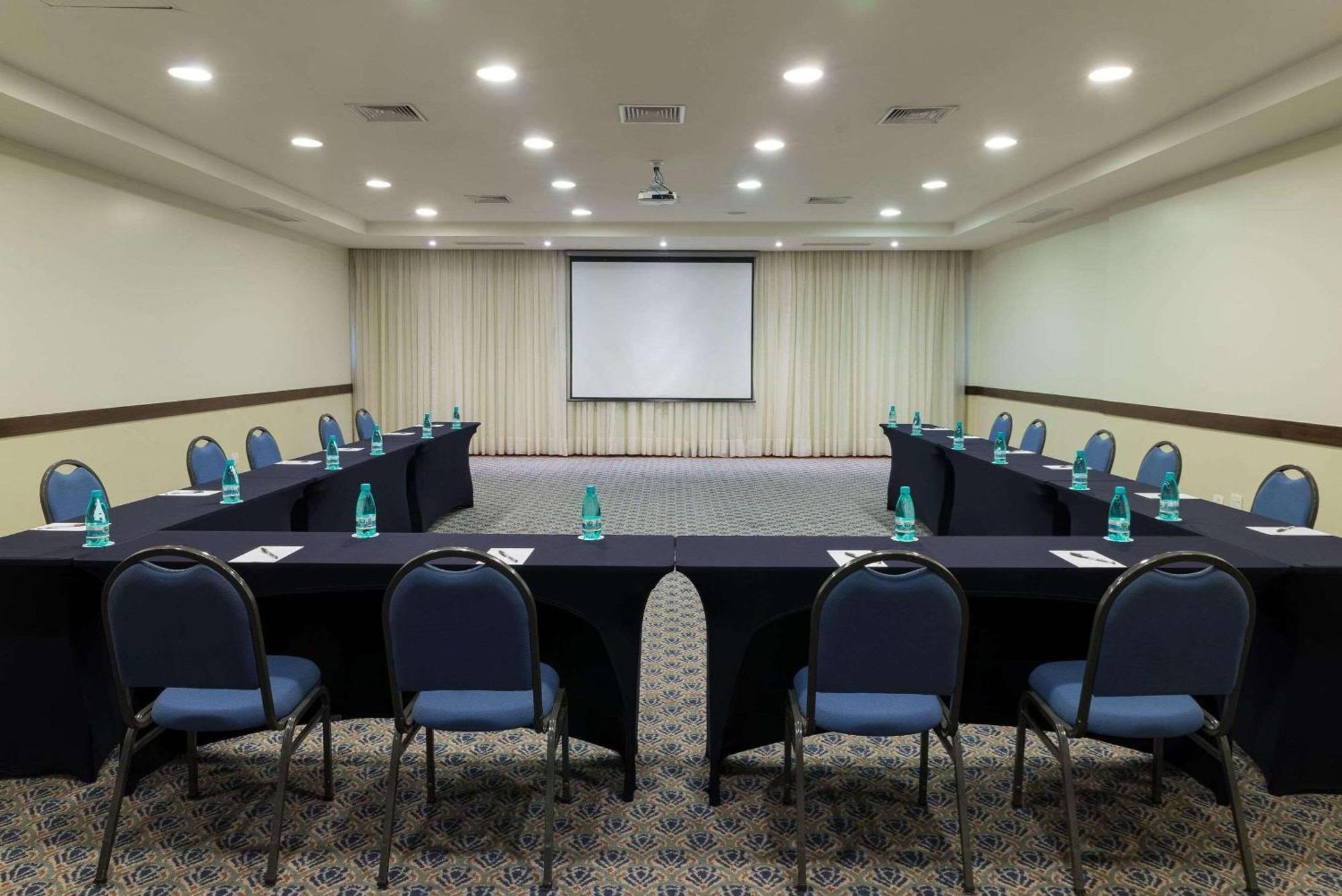 Radisson Hotel Куритиба Экстерьер фото Meeting room