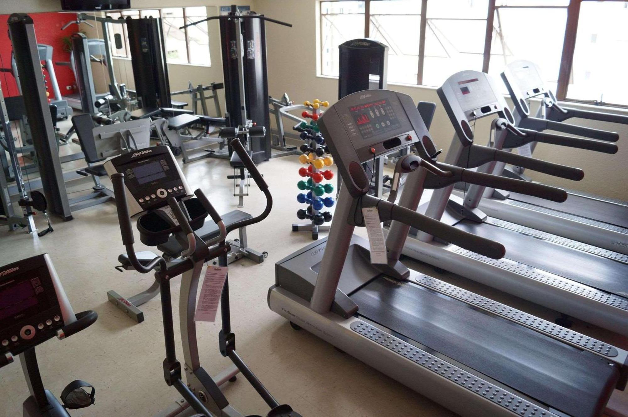 Radisson Hotel Куритиба Экстерьер фото A gym
