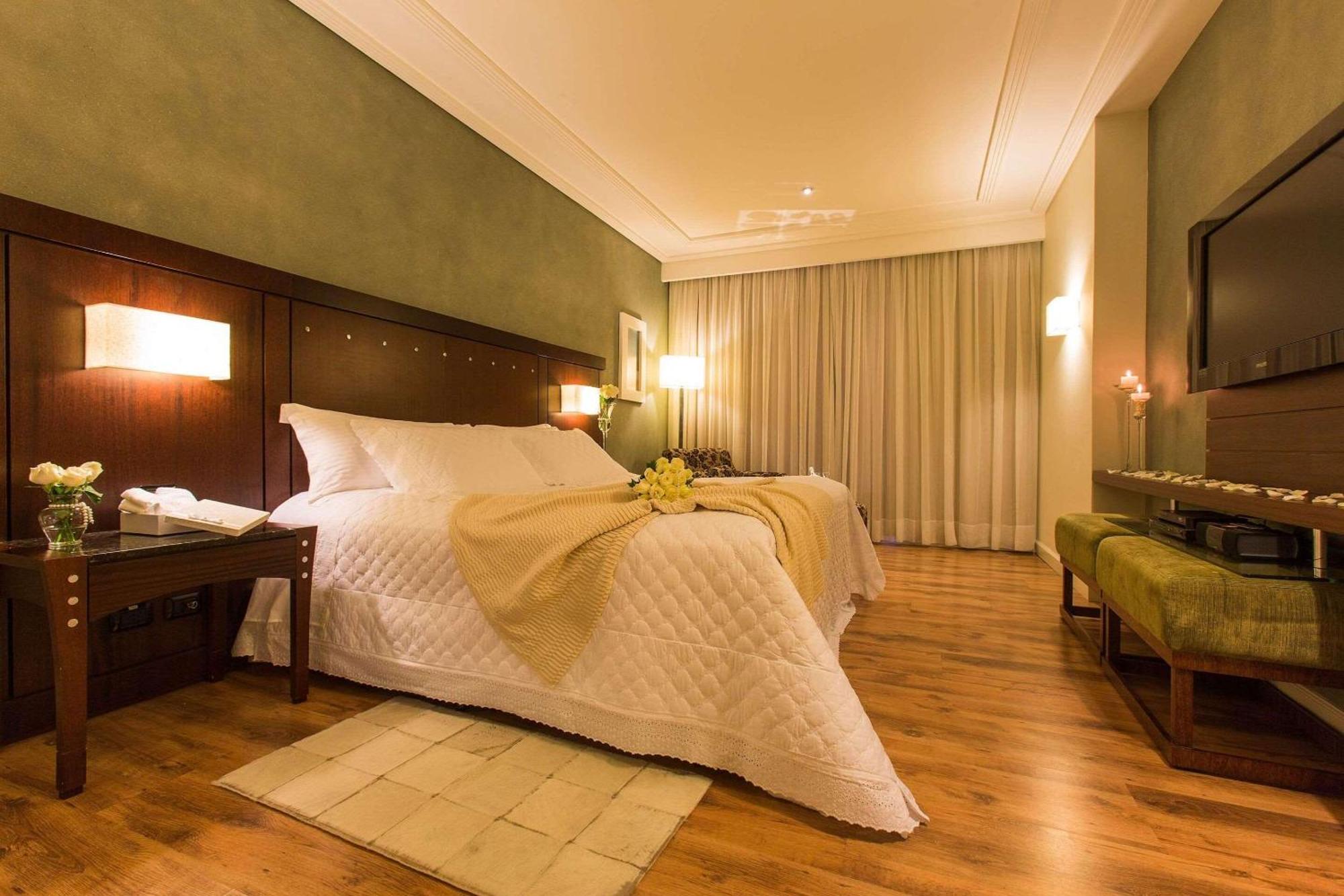 Radisson Hotel Куритиба Экстерьер фото A room at the hotel