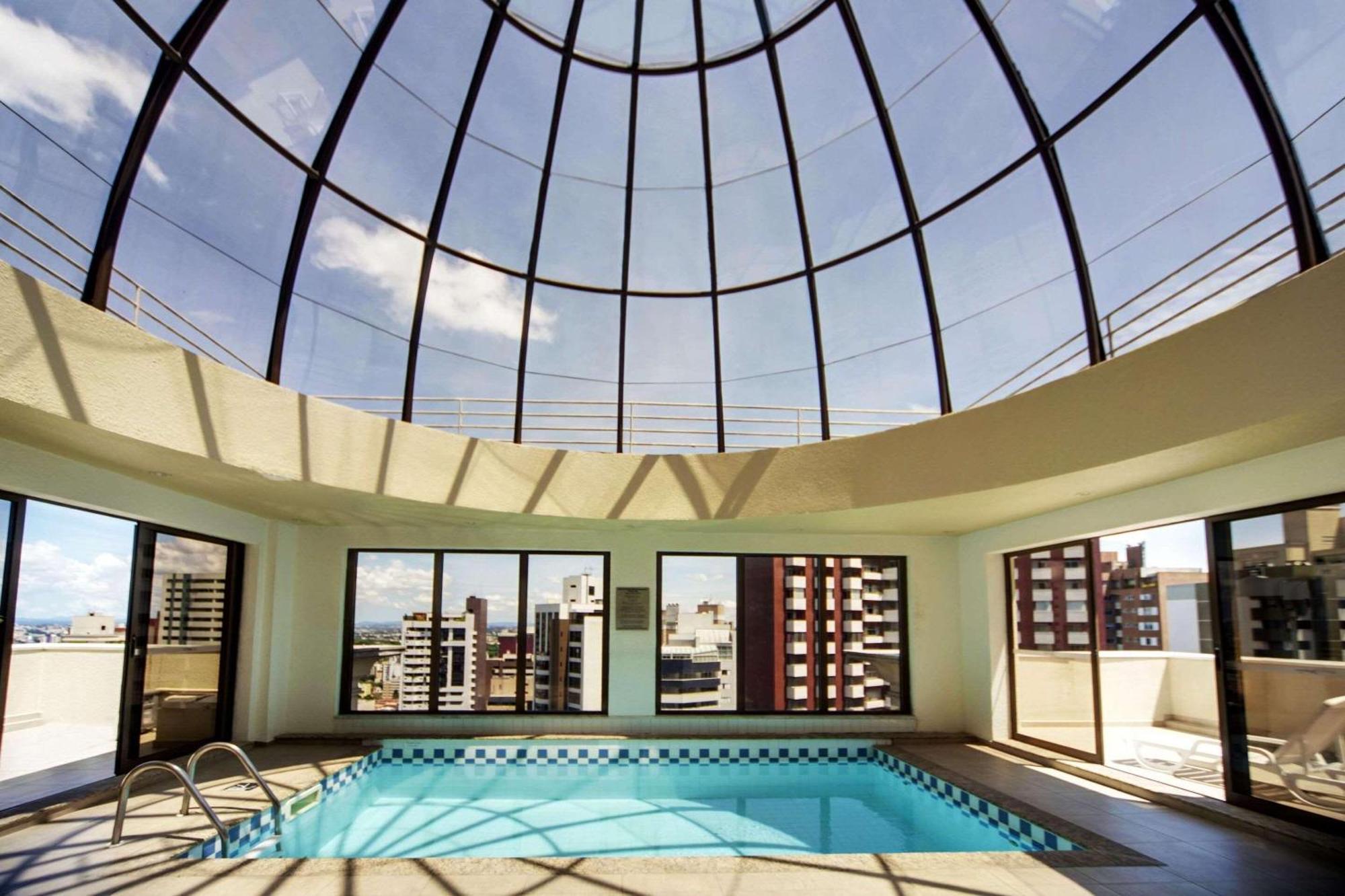 Radisson Hotel Куритиба Экстерьер фото The pool at the top of the building