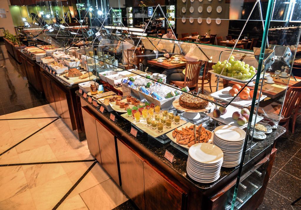 Radisson Hotel Куритиба Экстерьер фото A buffet at a hotel