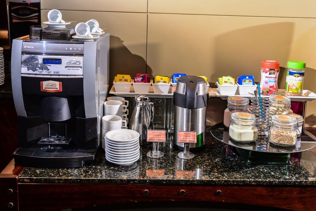 Radisson Hotel Куритиба Экстерьер фото A coffee machine