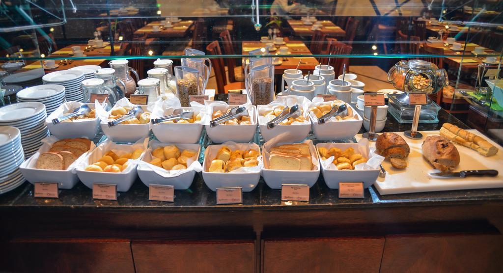 Radisson Hotel Куритиба Экстерьер фото A buffet at a hotel